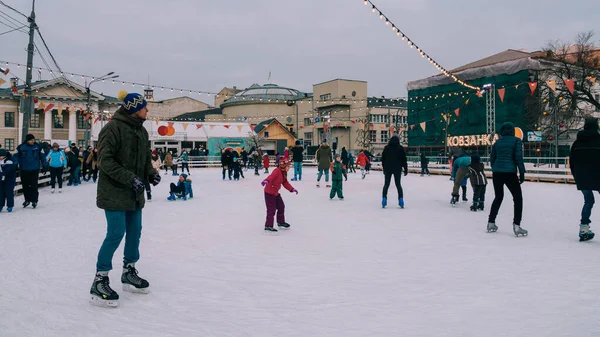 Men women children grandparents skate on ice in winter — Stock Photo, Image