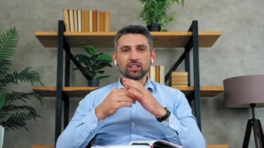 Uzaktan kumandalı öğretmen, kablosuz kulaklıklar. Kamera, öğrencilere iletişim kurmayı öğretiyor. Video konferans, görüntülü konuşma, kamera, dizüstü bilgisayar, uzaktan eğitim. Yavaş çekim