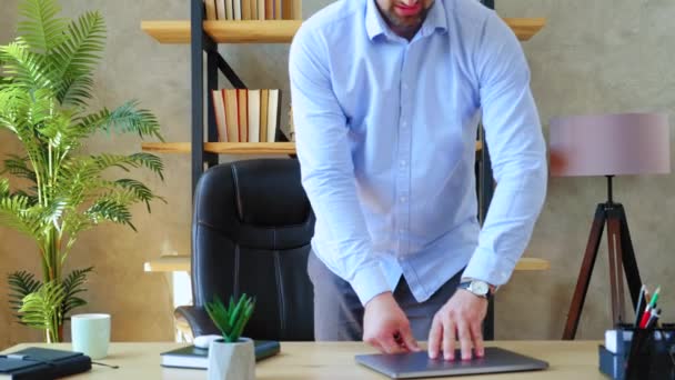 Ofisteki Sakallı Yakışıklı Beyaz Saçlı Adamı Masa Başında Oturuyor Dizüstü — Stok video