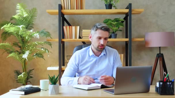 Uomo Affari Ufficio Indossa Auricolari Wireless Conduce Videoconferenze Online Distanza — Video Stock