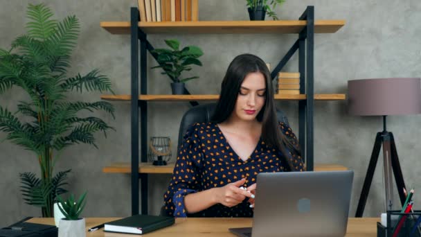 Hermosa Mujer Negocios Morena Gerente Oficina Casa Pone Auriculares Inalámbricos — Vídeos de Stock