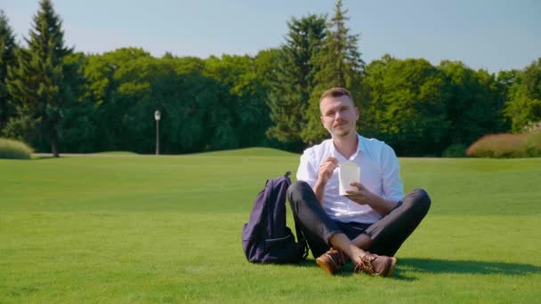 Mężczyzna Uśmiecha Się Kamery Wegetariańskim Lunchem Ekologicznym Opakowaniu Facet Siedzi — Wideo stockowe