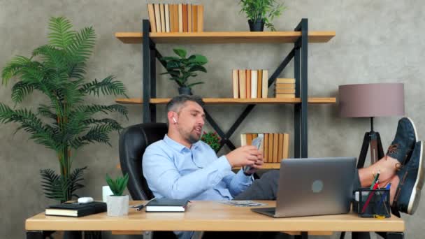 Erfolgreicher Reicher Lächelnder Geschäftsmann Home Office Trägt Drahtlose Kopfhörer Sitzt — Stockvideo
