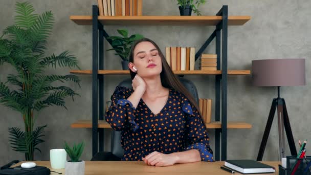 Zmęczony Biznes Kobieta Siedzi Krześle Biurze Domu Bezprzewodowych Słuchawek Robi — Wideo stockowe