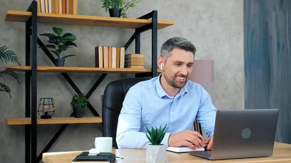 Adam öğrencilere çevrimiçi video konferansı öğretiyor sohbet web kamerası laptopunu arıyor
