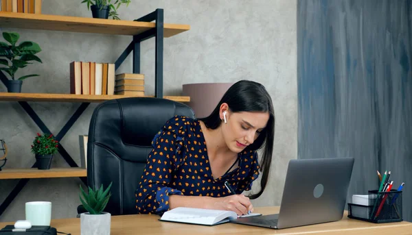 Donna in ufficio a casa a studiare in remoto videoconferenza online con tutor — Foto Stock