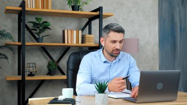 Erkek öğretmen öğrencilerle çevrimiçi iletişim kuruyor. Video konferans konferansı web kamerası bilgisayarı