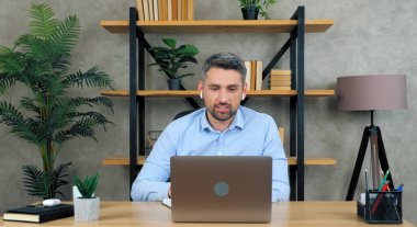 Erkek mesafesi öğretmeni öğrencilere uzaktan video konferans çağrısı web kamerası laptopu öğretiyor