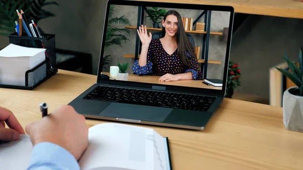 Man student online studeren door conferentie video oproep laptop, schrijft in notebook — Stockfoto