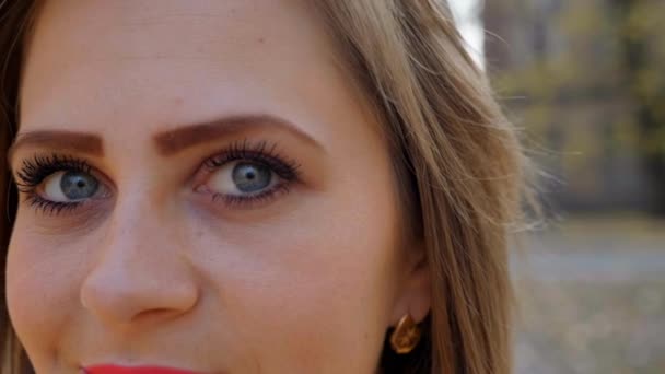 Κοντινό Γυναικείο Κεφάλι Πρόσωπο Μάτια Χείλη Μύτη Γυναίκα Ροζ Κραγιόν — Αρχείο Βίντεο