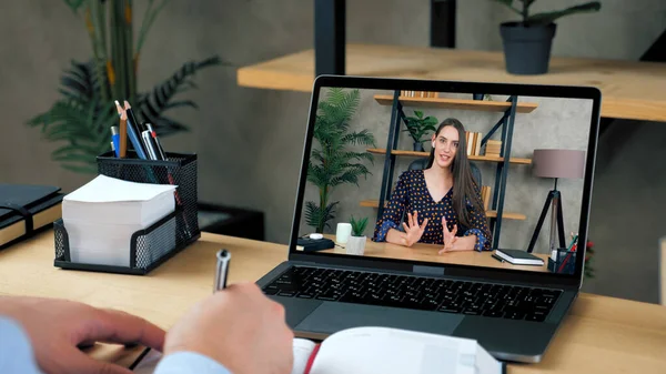 Laptop ekranındaki kadın öğretmen uzak web kamerası ve uzaktan eğitim ile öğretiyor.