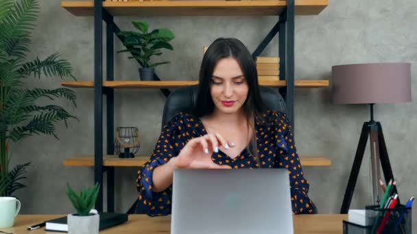 Schöne Lächelnde Brünette Geschäftsfrau Sitzt Auf Stuhl Schreibtisch Homeoffice Öffnet — Stockvideo