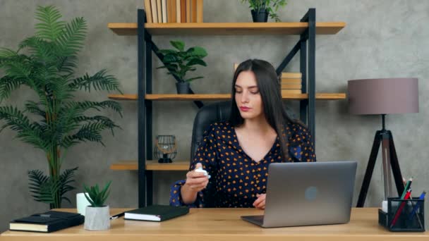 Bella Bruna Insegnante Tutor Donna Ufficio Casa Mette Auricolari Wireless — Video Stock