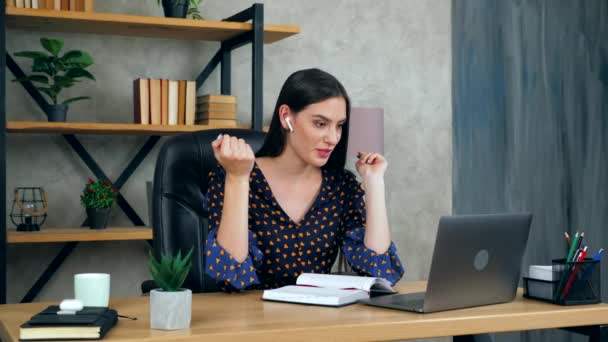 Lachende Mooie Vrouw Het Thuiskantoor Draagt Draadloze Oortelefoons Studeren Afstand — Stockvideo