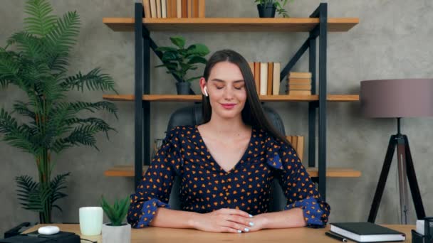 Gülümseyen Güzel Bayan Öğretmen Ofis Masasında Otururken Kablosuz Kulaklık Takıyor — Stok video