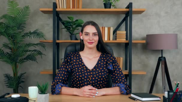 Sonriendo Positiva Feliz Hermosa Mujer Negocios Sentada Silla Mesa Oficina — Vídeos de Stock