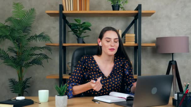 Sonriente Mujer Emocional Oficina Casa Lleva Auriculares Inalámbricos Charla Maestra — Vídeo de stock