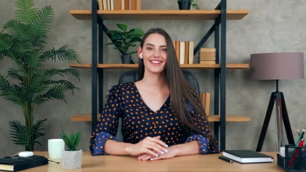 Mujer Negocios Entrenador Profesor Tutor Auriculares Inalámbricos Saluda Mira Grabaciones — Vídeos de Stock
