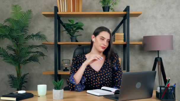 Zmęczona Bizneswoman Rozciąga Masaże Ból Szyi Użyciu Laptopa Długi Czas — Wideo stockowe