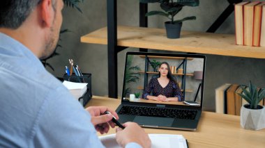 Bilgisayar ekranındaki ciddi kadın çalışan uzaktan kumandalı web kamerasıyla CEO 'sunu dinliyor