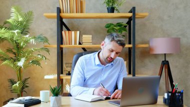 Erkek öğrenci çevrimiçi video konferansı öğretmeni, uzaktan eğitim laptopu