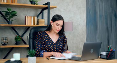 Öğretmenle internet üzerinden eğitim videosu görüşmesi, uzaktan eğitim laptopu.