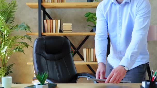 Schöne Bärtige Grauhaarige Mann Lehrer Tutor Homeoffice Sitzen Auf Stuhl — Stockvideo