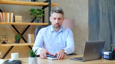 Merkez ofisteki adam özel hocasıyla çevrimiçi video arama dizüstü bilgisayarı çalışıyor.