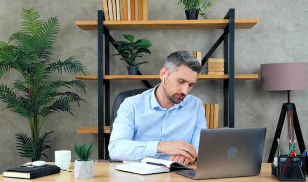Мужчина работает в сети видеосвязь с сотрудниками компании использует ноутбук глядя наручные часы — стоковое фото