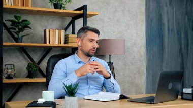 Erkek öğretmen öğrencilere video konferansı öğretiyor. Web cam bilgisayarı arıyor.