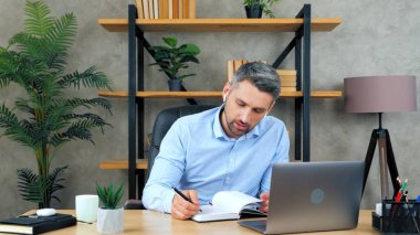 Evde eğitim gören adam öğretmeniyle video görüşmesi yapıyor, uzaktan eğitim laptopu