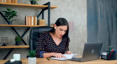 Not defterindeki kadın arama bilgileri dizüstü bilgisayarın cevap öğretmenine benziyor