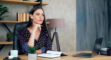 Evdeki düşünceli iş kadını pratik işler yapıyor. Çözüm sorunları düşünüyor.