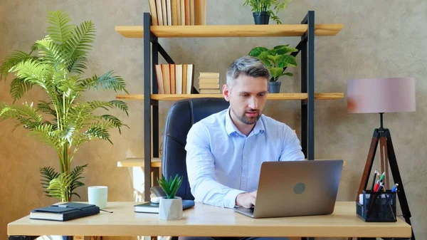 Man studera online videosamtal med handledare lärare, distansutbildning laptop webbkamera — Stockfoto