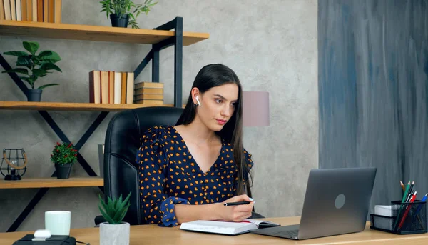 Businesswoman in home office conduce videochiamate online con i dipendenti dell'azienda — Foto Stock