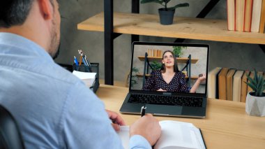 Bilgisayar ekranında kadın eğitmen uzak web kamerası ve uzaktan eğitim ile öğretmenlik yapıyor.