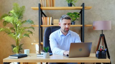 İşadamı serbest çalışıyor. Uzaktan kumanda bilgisayarı kullanıyor.