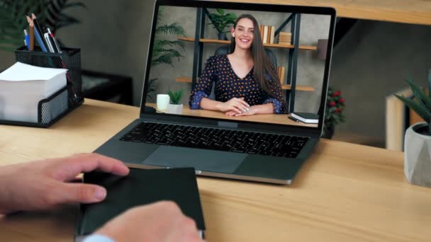 Man Student Studiert Hause Büro Online Konferenzvideoanruf Laptop Schreibt Notizbuch — Stockvideo