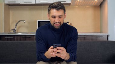 Adam sosyal ağlarda kurye yazma iletisi olarak akıllı telefon yazma mesajı kullanıyor