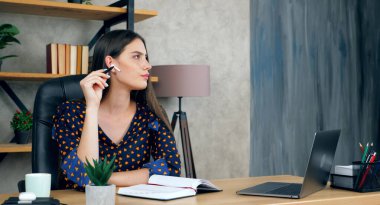 Evde düşünceli bir bayan öğrenci pratik görev çözme problemi yaşıyor.