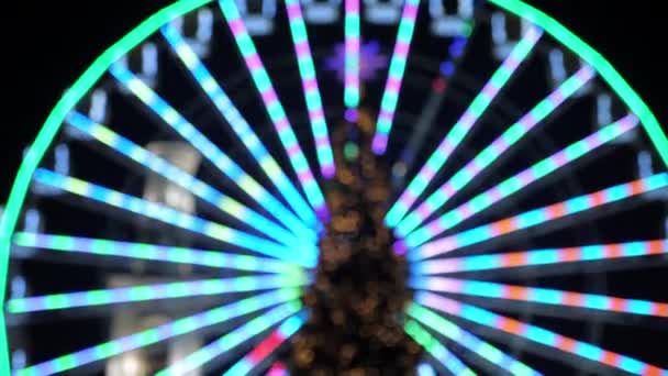 Festlig julgran på bakgrund dekorera pariserhjul med glödande girlanger — Stockvideo