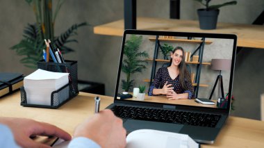 Laptop ekranındaki kadın öğretmen uzak web kamerası ve uzaktan eğitim ile öğretiyor.