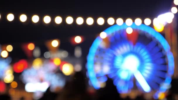 Desenfoque desenfoque Plaza decorada festivamente con guirnaldas brillantes Rueda de la fortuna — Vídeos de Stock