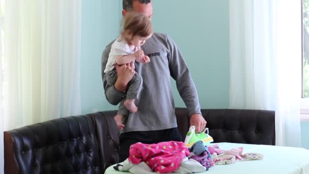 Trabajando Una Lavandería Paternidad Cuidar Del Bebé Familia Moderna Hombre — Vídeo de stock