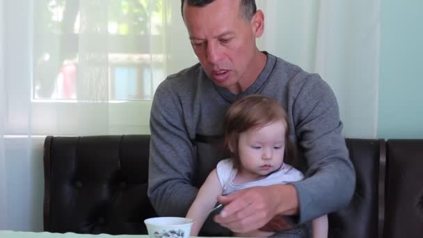 Padre Trata Alimentar Bebé Con Cucharas Papel Del Padre Que — Vídeos de Stock