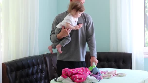 Παραμονή Στο Σπίτι Μπαμπάς Σιδέρωμα Ρούχων Πατέρας Και Μωρό Φροντίδα — Αρχείο Βίντεο