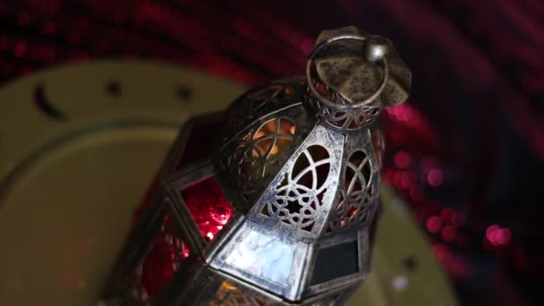 モロッコ キャンドル ホルダー ランタン ろうそくの燃焼と装飾的なランタン — ストック動画