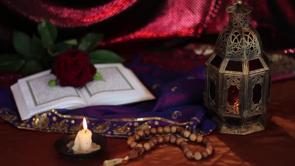 Islam Quran Kitab Suci Mawar Dan Lilin Oriental Liburan Dekorasi — Stok Video