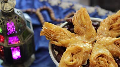 Ramazan Bayramı. Baklava, geleneksel davranır. İslami Tatil kavramı. Eid dekorasyon