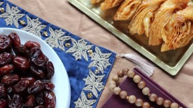 İslam kutlama gıdalar ve Kur'an-ı Kerim. Eid al-Bayramı, ramazan sonu, tatlı ile geleneksel davranır kutluyor